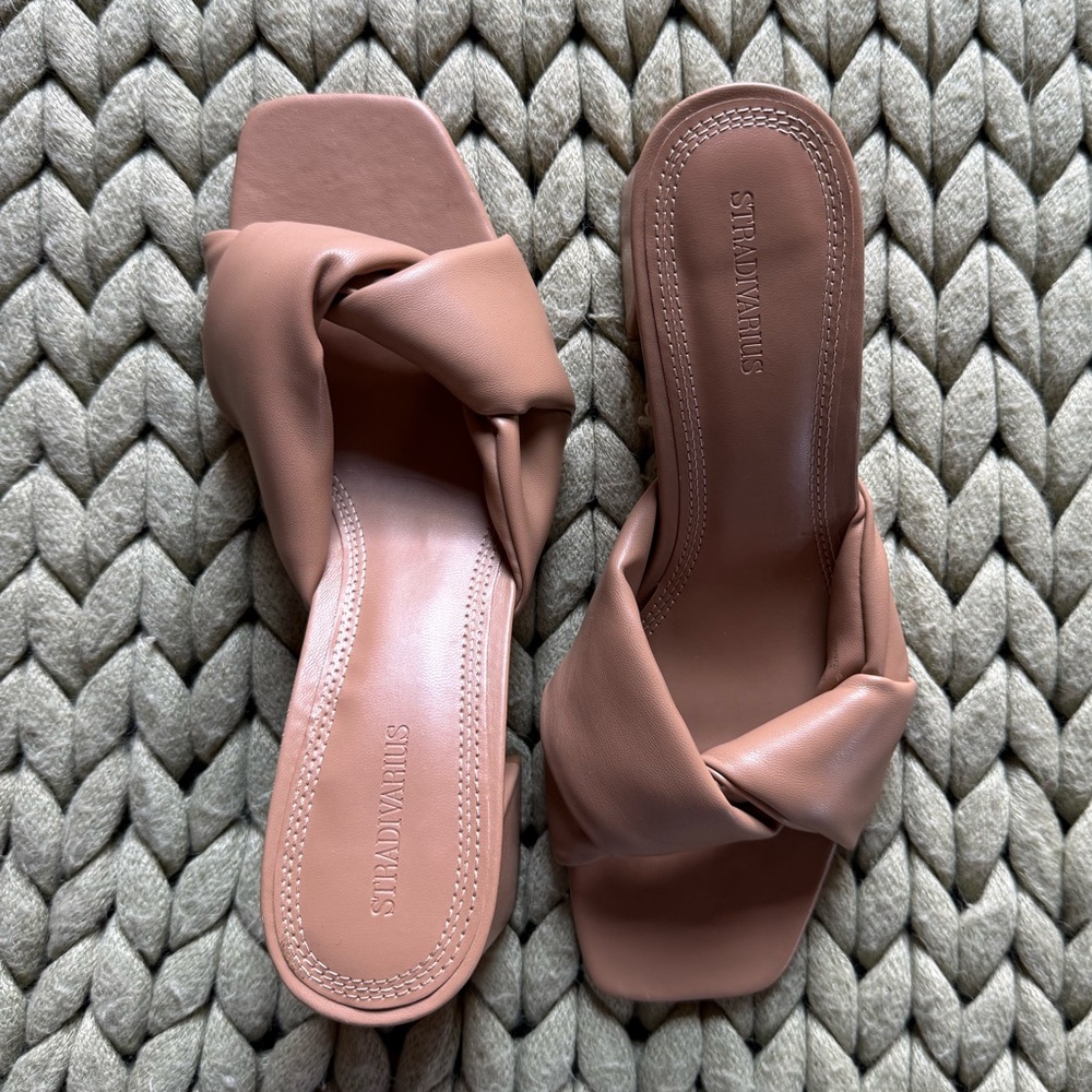 HEELED MULE